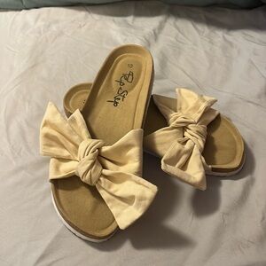 Beige bow sandals